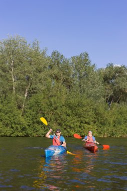 Mens bir güneşli gün yaz nehirde Kano tarafından seyahat. 