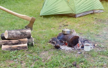 Nehir kıyısında ormanda kamp.