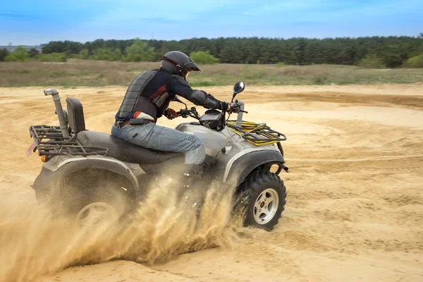 Racing Atv jest piasek. — Zdjęcie stockowe