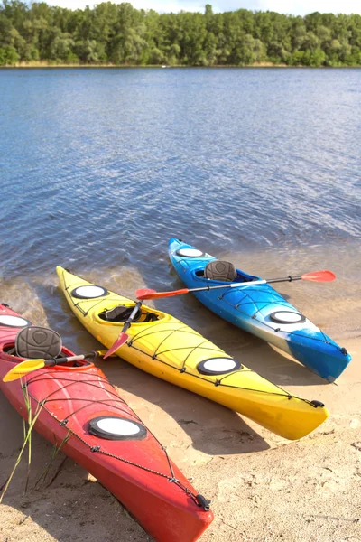 Camping con kayaks en la playa en un día soleado . — Foto de Stock