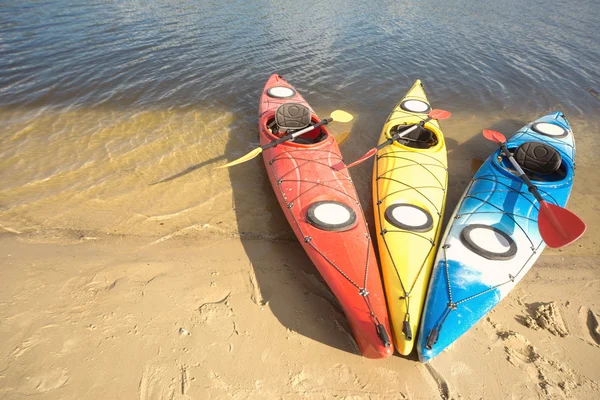 Camping met kajaks op het strand op een zonnige dag. — Stockfoto