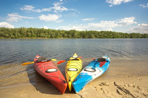 Camping avec kayaks sur la plage par une journée ensoleillée . — Photo