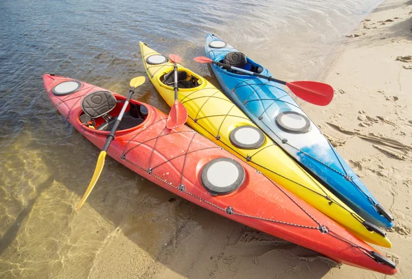 Zelten mit Kajaks am Strand an einem sonnigen Tag. — Stockfoto