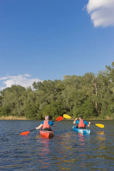 Les hommes voyagent en canot sur la rivière en été une journée ensoleillée . — Photo