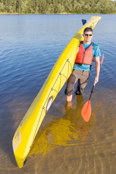 Mann fährt im Sommer im Kajak auf dem Fluss. — Stockfoto
