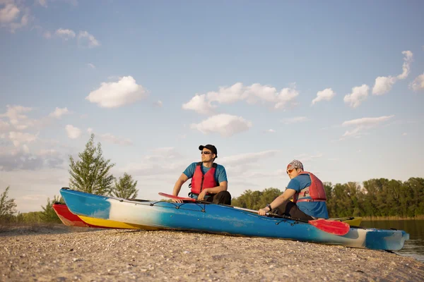 Mens ταξίδι με κανό στον ποταμό το καλοκαίρι την ηλιόλουστη ημέρα. — Φωτογραφία Αρχείου