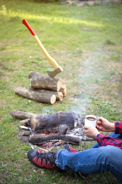 Acampar na floresta com um fogo na floresta na margem do rio . — Fotografia de Stock