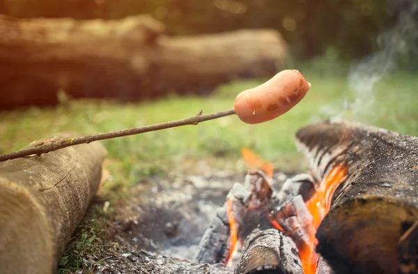Matlagning en måltid över öppen eld på en campingplats i skogen. — Stockfoto