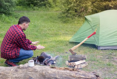 Ormanda bir ateşle ormanda kamp .