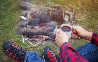 Ormanda bir ateşle ormanda kamp .