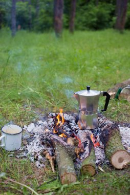Kahve bir açık ateş üzerinde pişirme.