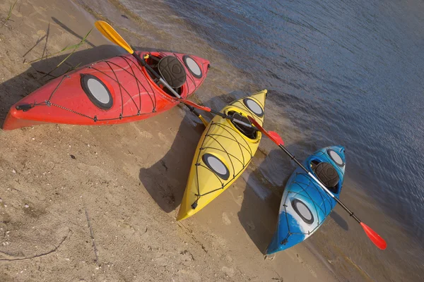 Camping avec kayaks sur la plage par une journée ensoleillée . — Photo