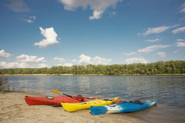 Camping with kayaks on the beach on a sunny day. — Stock Photo, Image