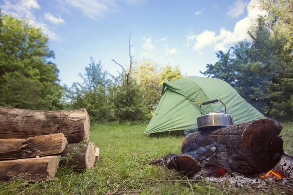 Camping w lesie z ogniem . — Zdjęcie stockowe