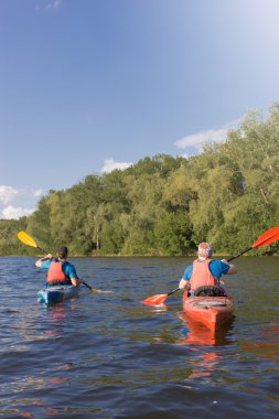 İki adam bir yaz aylarında kayak nehir seyahat. 