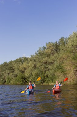İki adam bir yaz aylarında kayak nehir seyahat. 