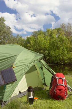 Nehir kıyısında ormanda kamp.