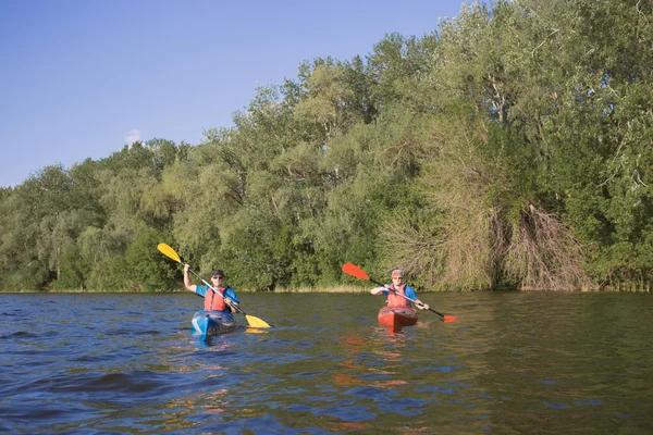 Zwei Jungs fahren im Sommer mit dem Kajak auf dem Fluss. — Stockfoto