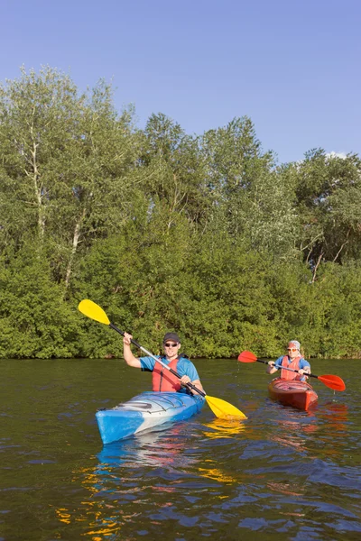 Dos chicos viajan por el río en un kayak en el verano . —  Fotos de Stock