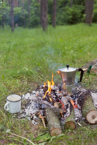 Gotowania kawy nad otwartym ogniem. — Zdjęcie stockowe