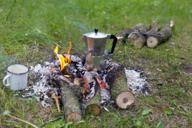 Kahve bir açık ateş üzerinde pişirme.