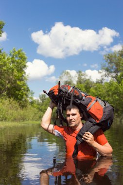 Nehrin bir sırt çantası ile geçiş adam.