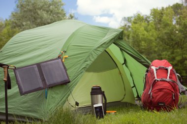 Nehir kıyısında ormanda kamp.