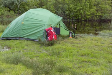 Nehir kıyısında ormanda kamp.