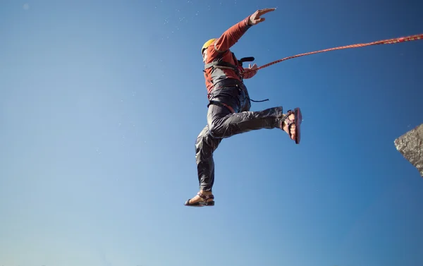 ロープを使って崖から飛び降りる. — ストック写真