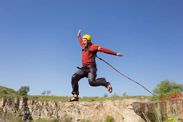 Mit einem Seil von der Klippe springen. — Stockfoto