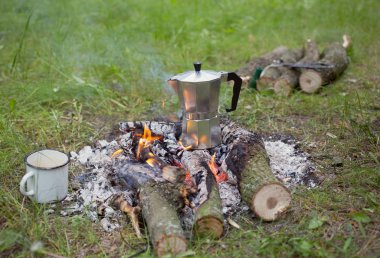 Kahve bir açık ateş üzerinde pişirme.