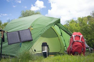 Nehir kıyısında ormanda kamp.