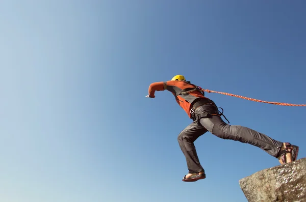 Mit einem Seil von der Klippe springen. — Stockfoto