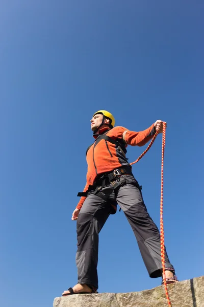 Mit einem Seil von der Klippe springen. — Stockfoto