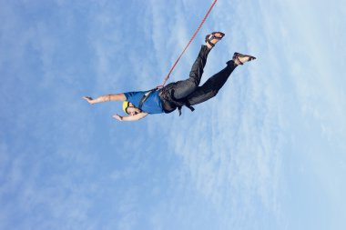 Bir ip ile uçurumdan atlamak.