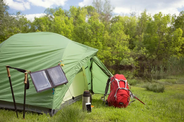 Camping in de bossen aan de oevers van de rivier. — Stockfoto