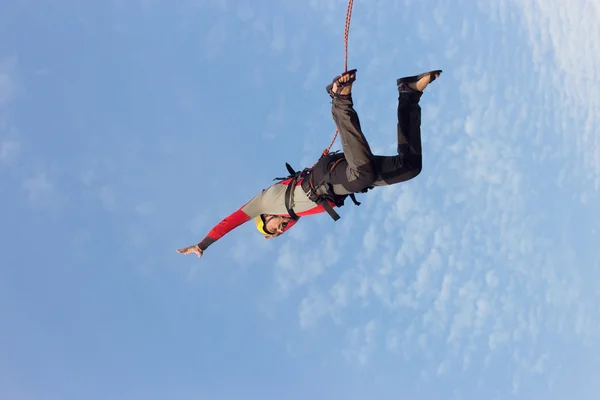 Mit einem Seil von der Klippe springen. — Stockfoto