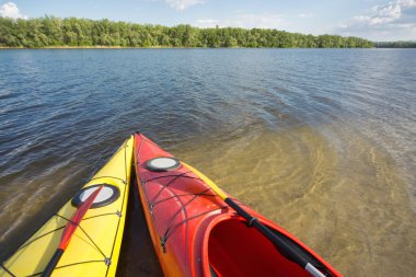 Güneşli bir günde kayaks sahilde kamp.
