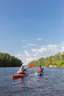 Nehirde bir kayık içinde yaz aylarında seyahat adam.