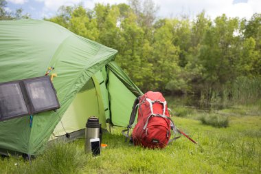 Nehir kıyısında ormanda kamp.
