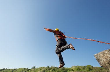 Bir ip ile uçurumdan atlamak.