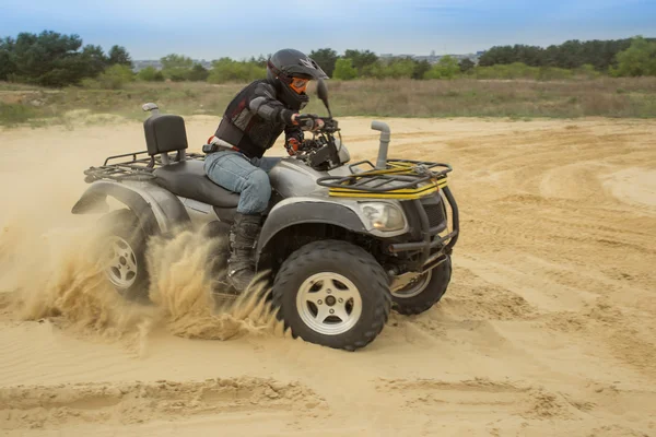 Racing Atv a homok. — Stock Fotó