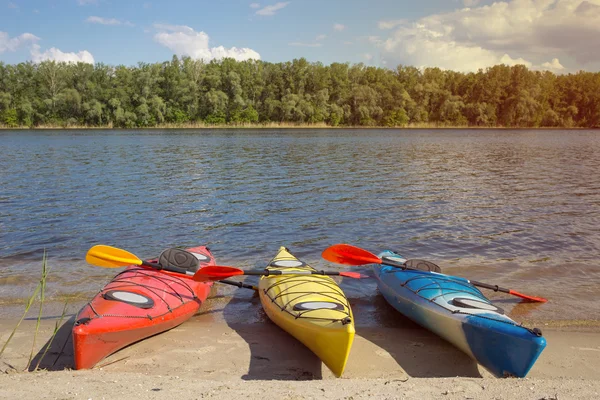 Campeggio con kayak sulla spiaggia in una giornata di sole . — Foto Stock