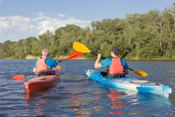 Homme voyageant sur la rivière en kayak en été . — Photo