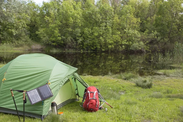 Camping i skogen på stranden av floden. — Stockfoto