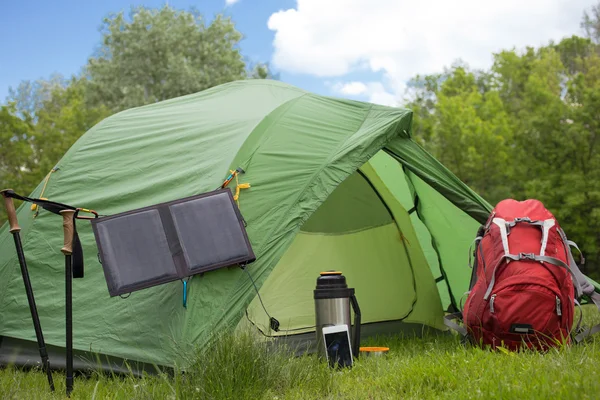 Acampar en el bosque a orillas del río . — Foto de Stock