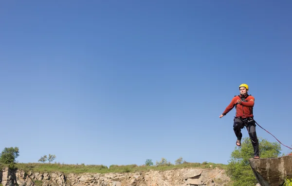 Mit einem Seil von der Klippe springen. — Stockfoto