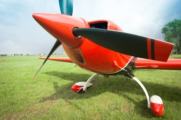 Havaalanında uçak pervane ile standları.