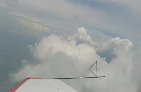 Volando en un avión entre las hermosas nubes . — Foto de Stock