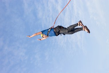 Bir ip ile uçurumdan atlamak.